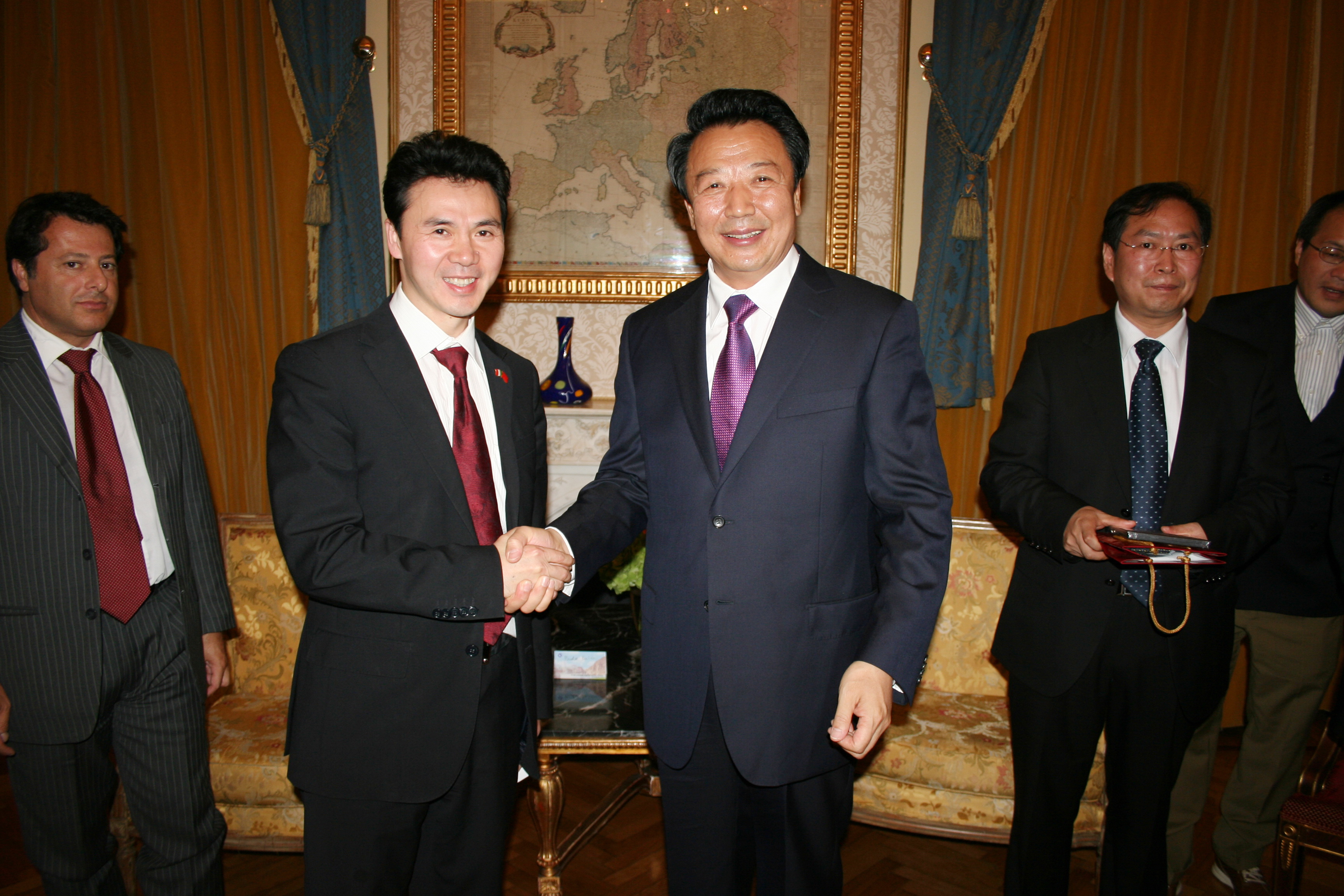 ●全国人大民族委员会副主任:王君